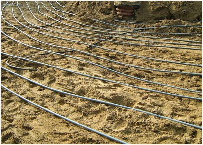 Rohre auf Sandboden für Flächenkollektoren einer Erdwärmepumpe
